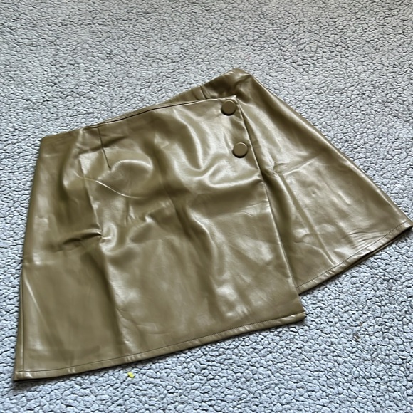 NWT The Drop Women's Portia Vegan Leather Mini Wrap Skirt, Martini Olive - Picture 5 of 8